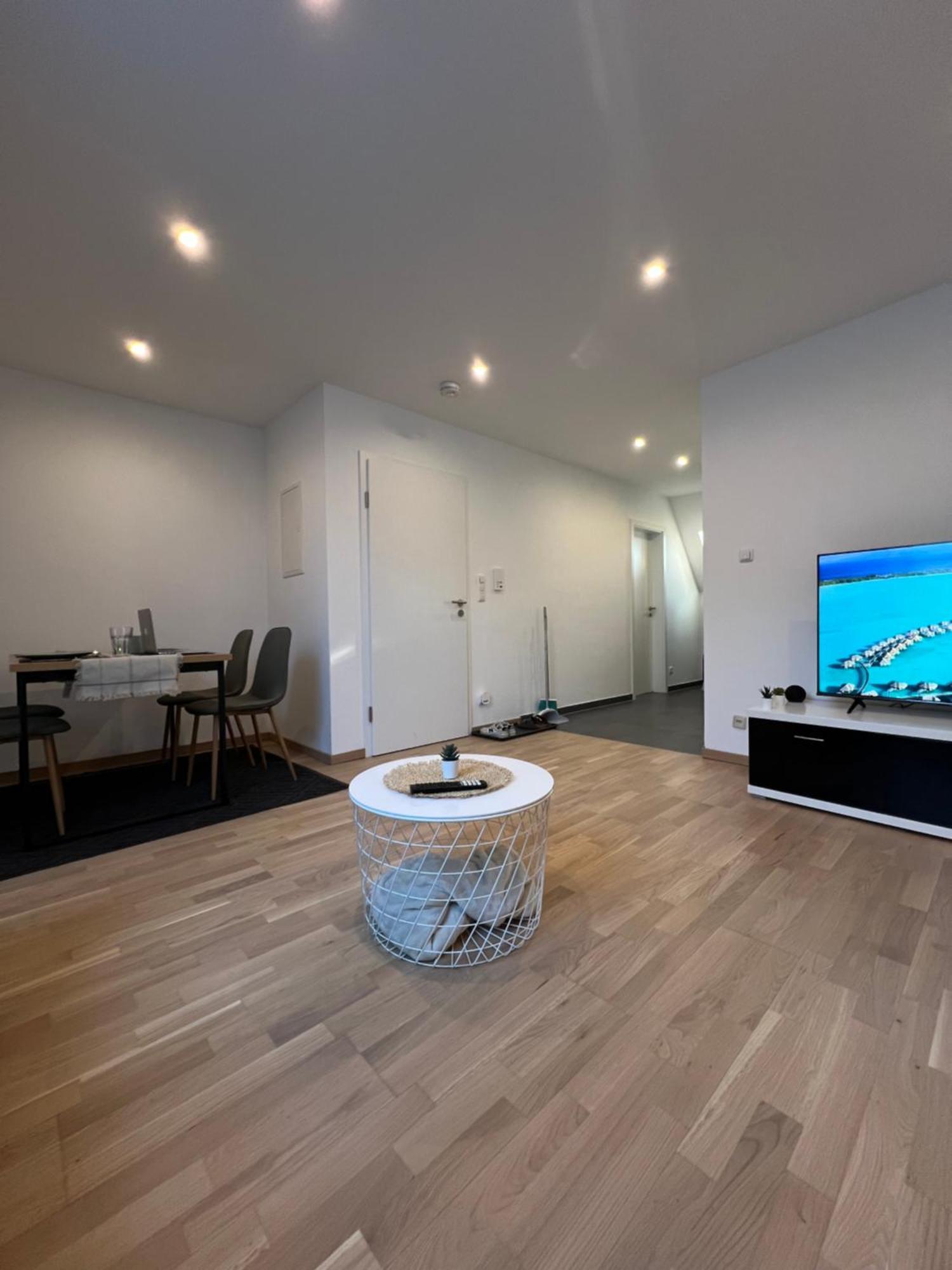 Moderne Wohnung Karlsruhe Neureut, Fussbodenheizung - Regendusche - Waschmaschine - Stellplatz Esterno foto